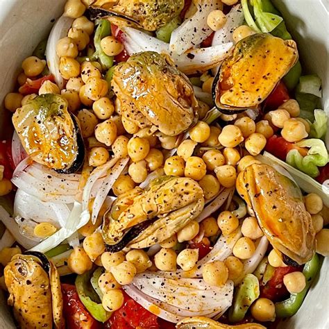 Ingredientes para ensalada de garbanzos y mejillones