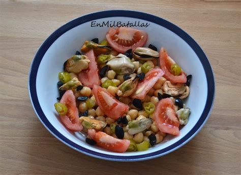 Presentación de ensalada de garbanzos y mejillones en forma de rollito
