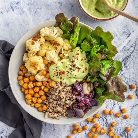 Bowl con coliflor sumergida en solución de bicarbonato