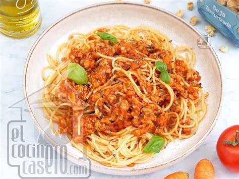 Plato de espaguetis boloñesa vegetariana con soja texturizada y vegetales frescos