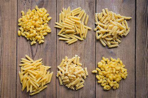 Diferentes tipos de pasta: espaguetis integrales, macarrones de lentejas, tallarines de espelta