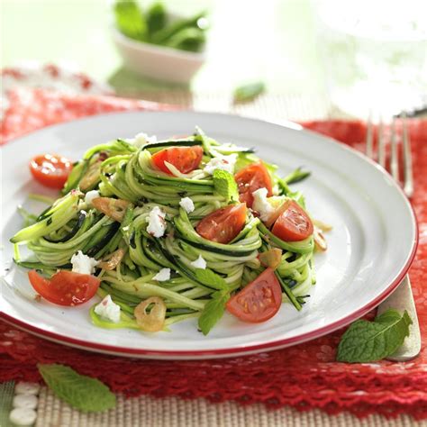 Plato de espaguetis de calabacín con tomatitos cherry