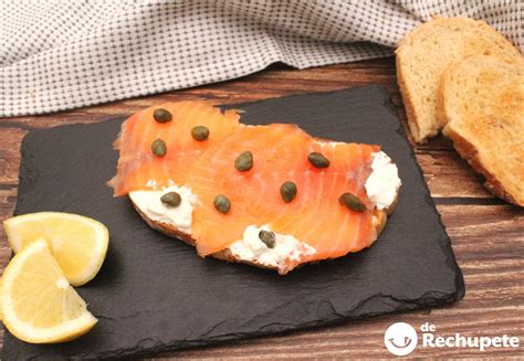 Tosta de salmón ahumado con guacamole y queso azul, lista para servir