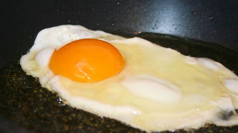 Alboronía servida con huevo frito
