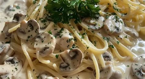 Espagueti con salsa cremosa de champiñones