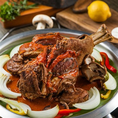 Champiñones y ajos cocinándose en sartén