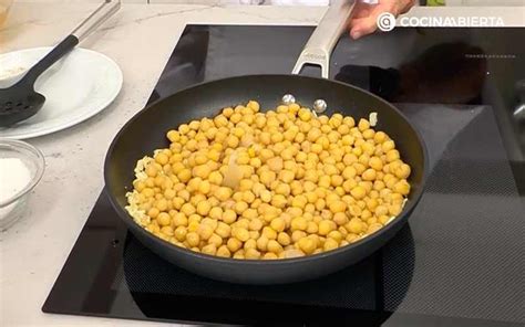 Garbanzos tostándose en una sartén