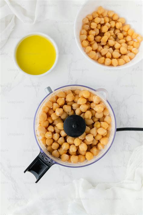 Garbanzos siendo molidos en un procesador de alimentos