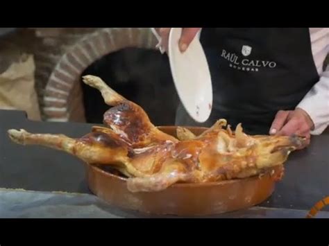 Cochinillo entero asado en un horno de leña tradicional