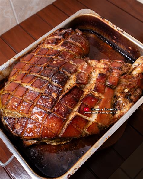 Pierna de lechón sazonada y lista para el horno