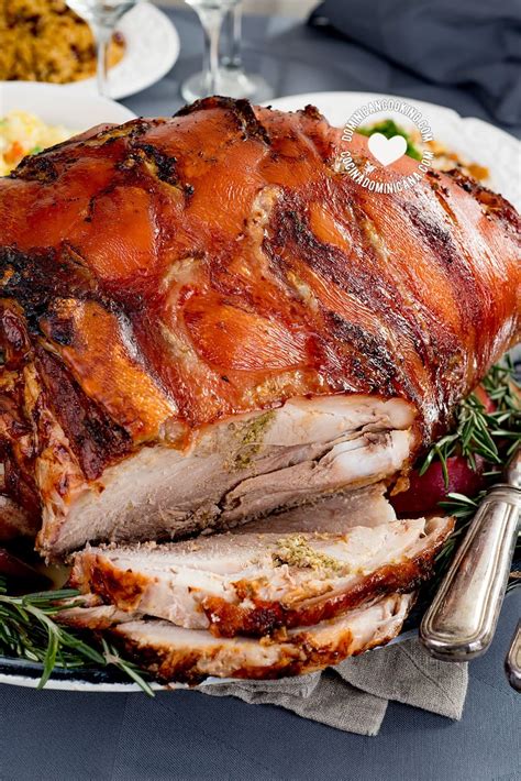 Lechón asado dominicano servido en una mesa festiva