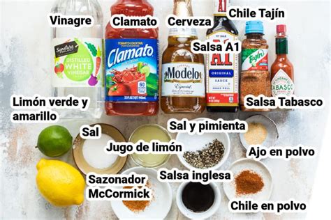 Ingredientes básicos para una michelada: cerveza, limones, salsas y sal
