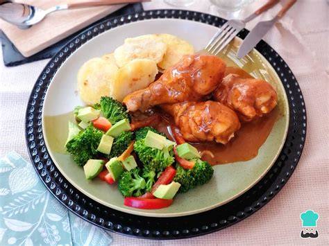 Olla con pollo y verduras pochándose para la salsa