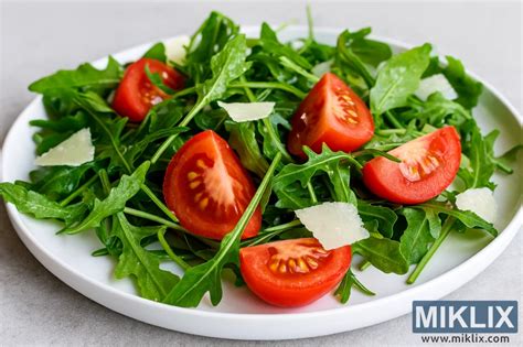 Plato de ensalada de rúcula, tomate y queso feta lista para servir