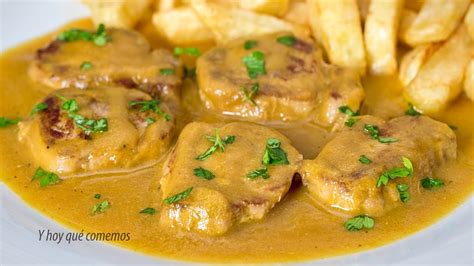 Plato de solomillo de cerdo en salsa tradicional con guarnición