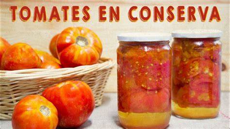 Frascos de conservas de tomate enteros