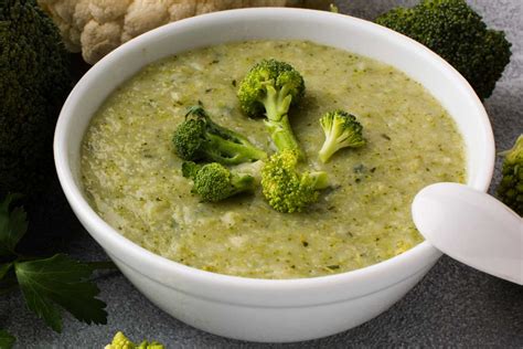 Sopa de brócoli y calabacín con guarnición de almendras y hierbas