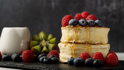 Tortitas japonesas recién hechas con sirope y frutas