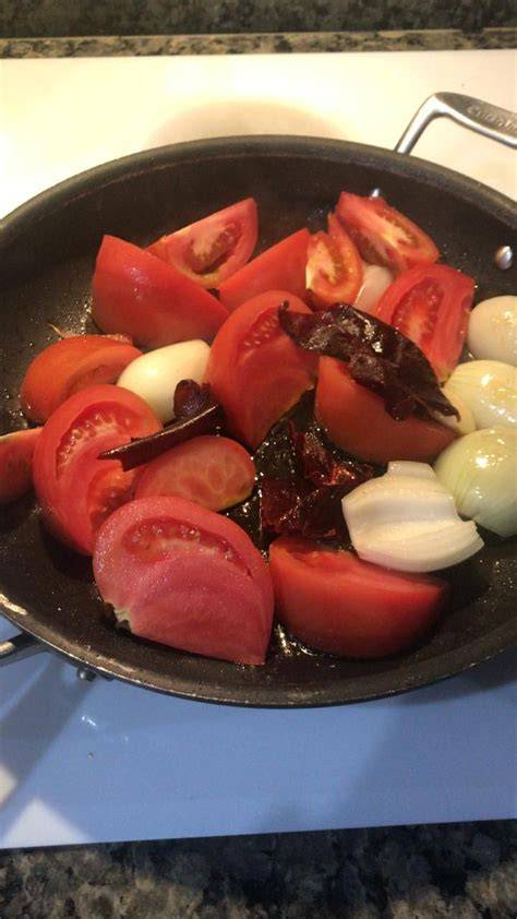 Tomates, cebolla y ajo asándose en un comal