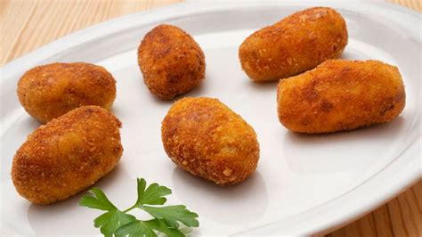 Plato de croquetas de calabacín y carne picada