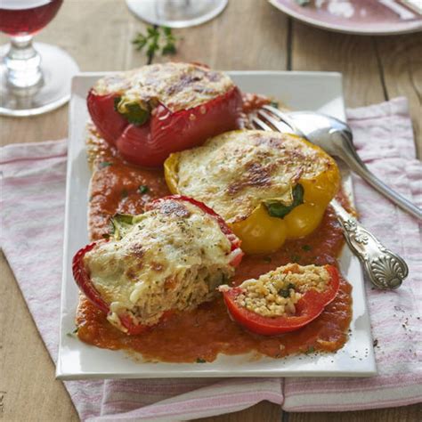 Pimientos rellenos de arroz y verduras gratinados con queso