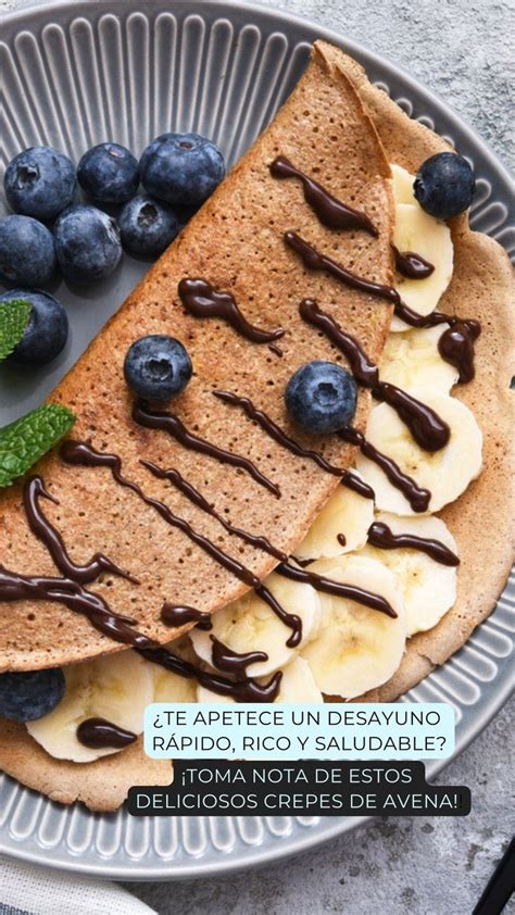 Crepes de avena apiladas con frutas