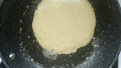 Cocinando un crepe de avena en una sartén