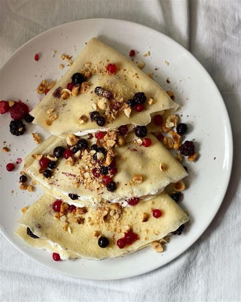 Crepes de avena rellenos de yogur y frutos rojos