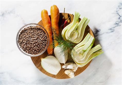 Ingredientes frescos para lentejas con verduras: zanahorias, pimientos, cebollas, calabaza