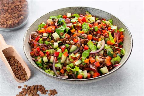 Ensalada fresca de lentejas con verduras variadas