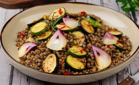 Ensalada de lentejas con vegetales frescos