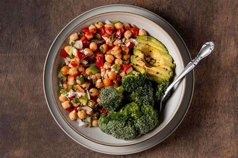 Plato de garbanzos salteados con brócoli y otros vegetales