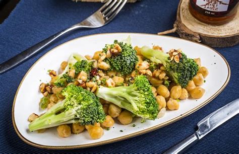Ingredientes frescos para garbanzos salteados con brócoli