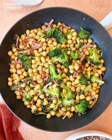 Sartén con garbanzos y brócoli salteándose