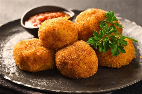 Croquetas de patata y chorizo en un plato