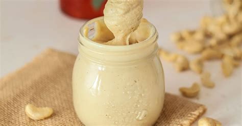 Diversas alternativas a la nata, como crema de coco y crema de anacardos