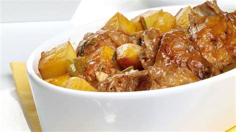 Cordero guisado con patatas en cazuela