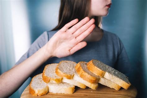 Mujer celiaca comiendo pan sin gluten