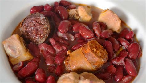 Ingredientes principales: alubias, costilla de cerdo, chorizo y verduras