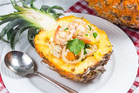 Piña rellena gratinándose en el horno