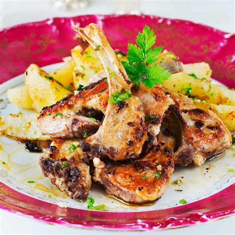 Plato de chuletillas de cordero con patatas doradas y perejil