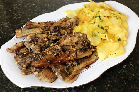 Primer plano de chuletillas de cordero al ajillo con perejil