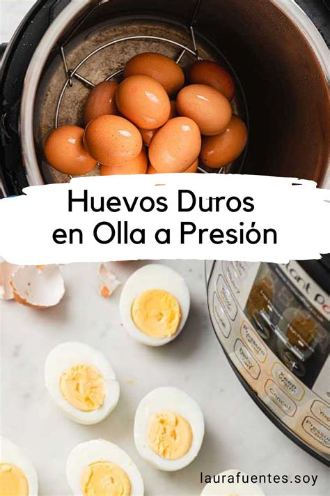 Huevos duros cocinándose en una olla