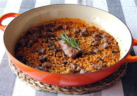 Plato final de arroz con ternera y champiñones