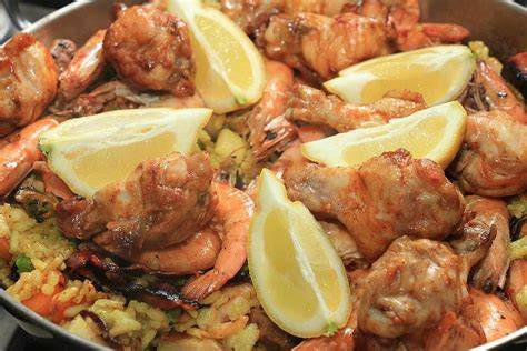 Paella recién hecha decorada con limones