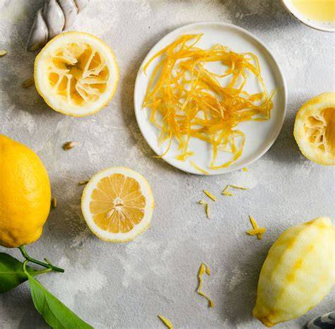 Tiras de limón confitadas utilizadas como decoración