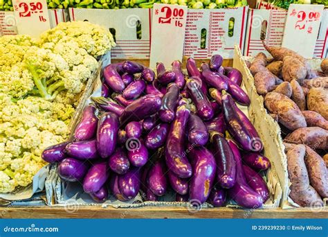 Berenjenas frescas en un mercado