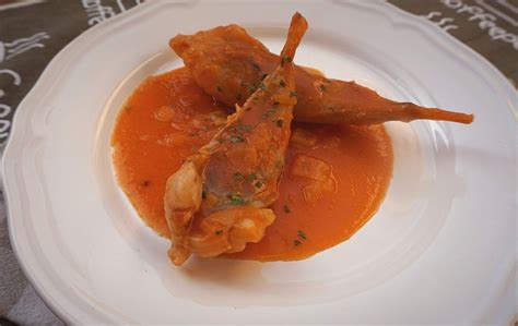Plato de colas de rape en salsa de tomate con perejil fresco
