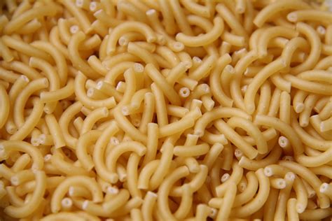 Fideos para fideuá en bandeja de horno con aceite