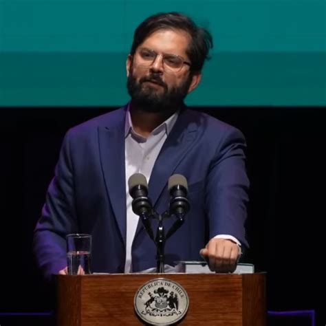 Presidente Gabriel Boric siendo increpado por el público